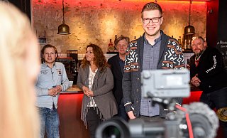 Hier wird Jonas Wittenborn, Chef der Bar Zwanzig Dreizehn, interviewt. - Christian Weische