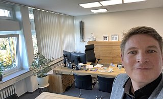 In Borgentreich hat Nicolas Aisch (40) sein Dienstzimmer bezogen. Der neue Verwaltungs-Chef hat etwas Grün mitgebracht. Darunter ein Pflänzchen, das ihn seit Studententagen begleitet. - Aisch