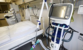 Ein Beatmungsgerät steht neben einem Intensivbett. Wegen der Corona-Krise wurden in vielen Kliniken zusätzliche Kapazitäten von Intensivbetten und Beatmungsgeräten geschaffen. - picture alliance/dpa