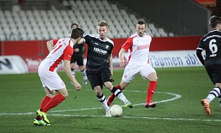 Torschütze beim ersten Sieg in Essen: SVR-Antreiber Sören Siek (M.) gegen Essens Benjamin Baier (l.). - Björn Kenter