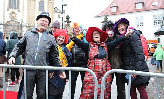 Die Stimmung beim Paderborner Karnevalsumzug ist gut, auch wenn es fast durchgehend regnet. - Anna Lena Hinder
