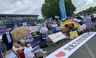 Mit Plakaten sowie leeren Koffern und Liegestühlen kamen die Reisebüro-Inhaber und -Mitarbeiter zur Protestaktion am Flughafen Paderborn/Lippstadt. - Jens Reddeker
