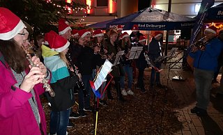 Das Schulorchester der Gesamtschule hat zur Einstimmung standesgemäß Weihnachtsmützen aufgesetzt. - Alexander Graßhoff