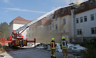Dichte Rauchwolken hüllen den Dachbereich des historischen Klinikgebäudes ein. - Ralph Meyer