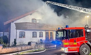 Bei einem Brand am Weihnnachtsmorgen wurde dieses Wohnhaus im Paderborner Stadtteil Neuenbeken schwer beschädigt. - Ralph Meyer
