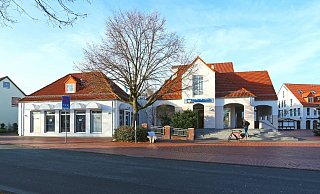 Die Immobilie am Jöllenbecker Marktplatz soll für mehr als zwei Millionen Euro verkauft werden. - Christian Zeidler/Volksbank