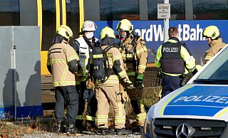Einsatzkräfte der Paderborner Feuerwehr nehmen Proben aus dem betroffenen Zug. - Ralph Meyer