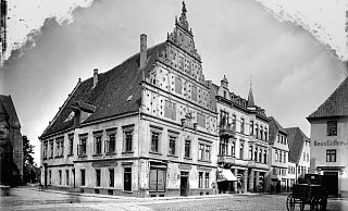Abgebrochen und wieder errichtet: Der Giebel im Stil der Weserrenaissance musste 1930 modernerer Architektur weichen. Die Herforder waren nicht begeistert. 1988 kam es zur Wiedergeburt der Renaissance. - Foto: Kommunalarchiv