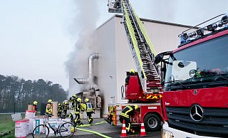 Bei der Firma L + R Montagetechnik GmbH in Hövelhof sind rund 50 Einsatzkräfte im Einsatz, um die brennende Absauganlage zu löschen. - Ralph Meyer