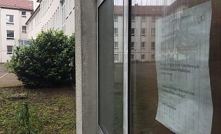 Neben dem Haupteingang des früheren St.-Nikolaus-Krankenhauses in Büren heißt es auf einem ausgehängten Zettel „Betreten verboten“. Youtuber ItsMarvin nahm im Mai beim Betreten des seit zehn Jahren verlassenen Gebäudes aber eine andere Tür. - Karl Finke