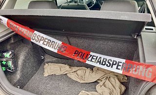 Im beengten Kofferraum eines VW Polos lag der 18-jährige Bielefelder auch während der Flucht der jungen Männer vor der Polizei. - Symbolfoto: Jens Reichenbach