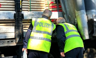 Die Polizei und weitere Beamte kontrollieren am Mittwoch einen von 35 Lkw. - Polizei Minden-Lübbecke
