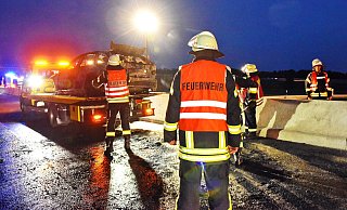 Gelöscht und aufgeladen: Die Feuerwehr Bielefeld musste sich am Samstagabend um einen brennenden BMW auf der A 33 kümmern.  - Barbara Franke