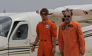 Fabbio Zgraggen und Walter Frei stehen vor der "Tecnam", einer zweimotorigen Chartermaschine, mit der sie über dem Mittelmeer nach Flüchtlingsbooten suchen. - Bastian Schlange