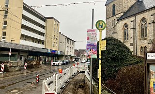 Bei Bauarbeiten in der „heiligen Kurve“ entdecken Straßenbauarbeiter in dieser Grube menschliche Knochen. - Jens Reichenbach