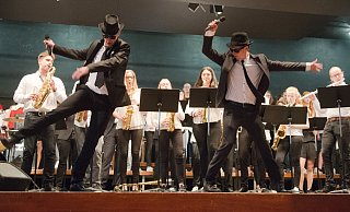 Sorgten 2018 für Furore: Jan Spanhofer (l.) und Tobias Selig mit der Bigband als die "Blues Brothers". - Ralf Bittner