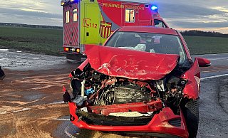 Beim Zusammenstoß mit einem Ford Ranger Pickup wurden alle drei Insassen dieses Toyota-Kleinwagens verletzt. - Ralph Meyer