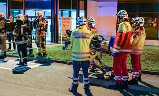 Während in den Büros noch gearbeitet wird, warten Führungskräfte der Feuerwehr und und der Rettungsdienst auf das Ergebnis der Erkundungen im Betriebsgebäude. - Ralph Meyer