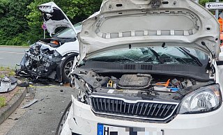 Die Fahrzeuge wurden bei dem Unfall auf der B64 in Höxter schwer beschädigt. - Simone Kube
