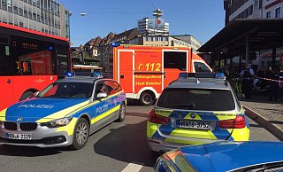 Die Polizei eilte am Vormittag wegen einer Messer-Attacke zum Jahnplatz. Auch Rettungskräfte und Notärzte sind vor Ort. - Christian Mathiesen