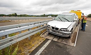 Der BMW war nicht mehr fahrbereit. Einer der beiden 22-jährigen Insassen aus Dissen kam verletzt ins Krankenhaus. - CHRISTIAN MATHIESEN