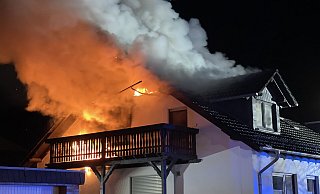 Als die Feuerwehr in Großeneder eintrifft, steht das Dachgeschoss bereits teilweise in Flammen. - FW Borgentreich/Stüve