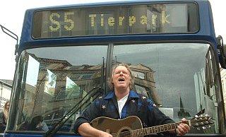 Heimatverbunden: Gunter Gabriel auf dem Alten Markt in Herford, wo er sich zuletzt gerne mit Freunden im Hotel „Waldesrand" traf. Eben dort stürzte er vor zwei Wochen auf einer Treppe. An den daraus resultierenden Verletzungen starb jetzt der Sänger - Heinz-Günther Scheffer