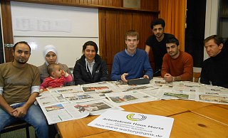 Suchen ein Zuhause: Mohy Aldeen Alkordy (v. l.) mit seiner Frau Lana und Sohn Amir, Israa Al-Khayat, Koordinator Jan Tillmann, Khabat und Mohamed Breem sowie Reza Hashemi Nasab. - Vorschütz