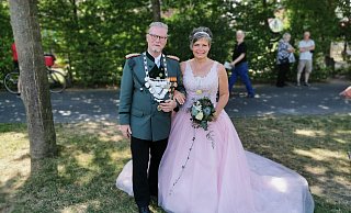 Neuenbeken. Das glückliche Königspaar Christoph und Ulla Quasten. - Karl Eigenbrodt