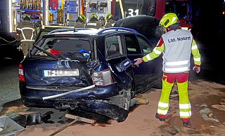 In dem Audi-Kombi der Herforder Familie wurden drei Insassen verletzt, davon ein fünfjähriges Kleinkind schwer. Rechts im Bild der Leitende Notarzt Rolf Vogel. - Ralph Meyer