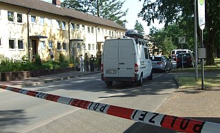 Die Spurensicherung war an den Tatorten Rahdener Straße und "Mittelgang" am Donnestagabend noch im Einsatz. - Karsten Schulz