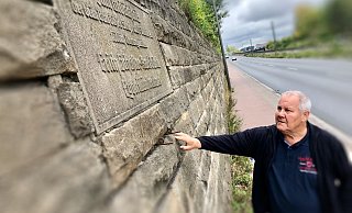 Die Plakette im Mauerwerk erinnert an das tragische Sprengunglück vom 17. Oktober 1959, das Friedhelm Korte nur durch Zufall überlebte. - Thomas Lieske