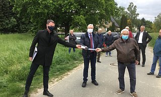 Unterschriftenübergabe mit Abstand: Andreas Kohl (v.l.) überreicht Udo Freyberg (SPD) und dem Vorsitzenden des Bau- und Umweltausschusses, Werner Seeger, die Unerschriften der Bauwilligen. - Corina Lass