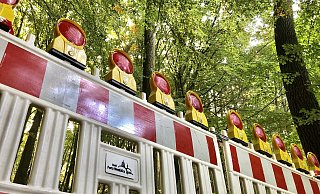 Abgesperrt: Die Stadt hat die Durchfahrt im Bereich der Absturzstelle untersagt. Trümmerteile könnten auf die Fahrbahn herabstürzen und Autofahrer oder Fußgänger treffen. MT- - Foto: Thomas Lieske