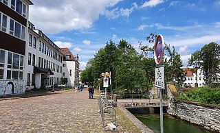 An der Michaelstraße wird die Stützmauer entlang des Ufers der Rothobornpader saniert. - Marc Schröder