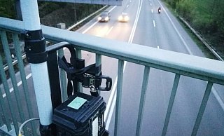 Straßen NRW zählt derzeit auf Landes- und Bundestraßen den Verkehr - unter anderem auch auf der Kanalstraße. Das Foto zeigt die Zählstation auf der Kampstraßenbrücke in Melbergen. - Ulf Hanke