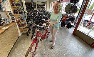 Birgit Kröger in ihrem Laden. Auf die Frühjahrsmodelle wartet sie noch immer. - Dirk Windmöller