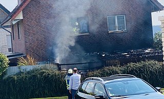 Dass Carport am Rundweg brannte völlig ab. Die Feuerwehr verhinderte ein Übergreifen auf das Wohnhaus. - Herbert Gontek
