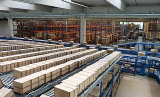 Aus dem Lager eines Logistikunternehmens sind zahlreiche Möbel verschwunden. - Pixabay