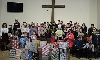 Große Freude: Die 2.000 Weihnachtspakete sorgen für glänzende Augen bei Alt und Jung in Moldawien. - Ernst-Ludwig Homann