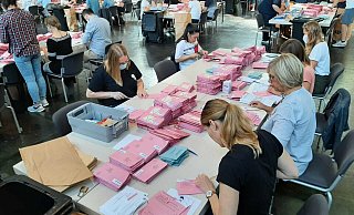 Auszählung im Schützenhof: Bei dieser Bundestagswahl gab es im Kreis Paderborn einen sehr hohen Anteil an Briefwählern. - Hans-Hermann Igges
