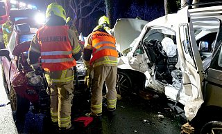 Beim Zusammenstoß zweier Personenwagen auf der Barkhauser Straße sind am Mittwochabend drei Insassen schwer verletzt worden. - Ralph Meyer