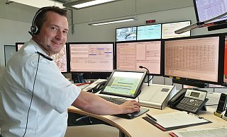 Im Dienst: Jan Hendrik Schulte steht vor seinen Monitoren und wartet auf den nächsten Einsatz. - Ilja Regier