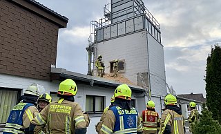 Im Spänebunker eines Delbrücker Möbelzulieferers ist am Freitagmorgen ein Feuer ausgebrochen. - Ralph Meyer