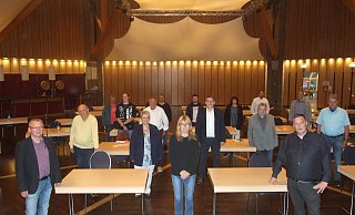 Die SPD-Kandidaten und Kandidatinnen für die Stimmbezirke stellten sich nach der Mitgliederversammlung im großen Bürgerhaussaal in Corona-Sellung auf. - Karsten Schulz