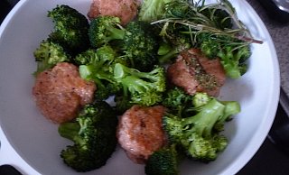 Lachsfrikadelle mit Broccoli: Schon optisch ein Leckerbissen. - NW