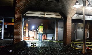 Eine Mitarbeiterin der Metzgerei ist beim Anblick des ausgebrannten Geschäfts in Tränen ausgebrochen. - Andreas Eickhoff