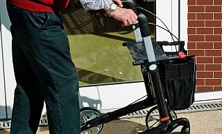 Ein 99-jähriger Mann aus Löhne war mit seinem Rollator unterwegs, als ihm die Geldbörse geklaut wurde. - moritz320 auf Pixabay