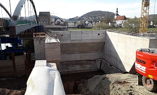 18 Meter muss das neue Brückenbauwerk verschoben und auf die neuen Pfeiler und Widerlager gesetzt werden. Diese Arbeiten übernimmt eine Spezialfirma aus der Schweiz. - Torsten Wegener