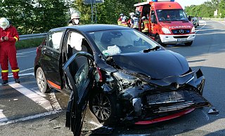 Beim Zusammenstoß von zwei Personenwagen auf der Bundesstraße 64 in Höhe der Einmündung der Kreisstraße 27 (Duhner Weg) wurden alle vier Insassen verletzt. - Ralph Meyer